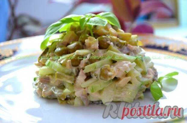 Салат с курицей и маринованными шампиньонами 