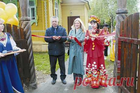 В Лухе открыли музей «Луковый терем». В поселке Луха Ивановской области открылся музей «Луковый терем», посвященный луку. Музей расположен на улице Островского, 1. Открытие состоялось 10 сентября, однако там было немного посетителей — мероприятие готовили к традиционному фестивалю лука, однако из-за пандемии коронавируса его пришлось провести онлайн.
