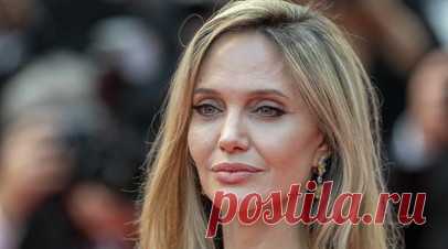 Украинские пограничники подарили Джоли набор национальной символики. Сотрудники Госпогранслужбы Украины подарили американской актрисе Анджелине Джоли набор национальной символики. Читать далее