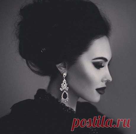 Чем старше женщина, тем с ней сложней. Она мудрей, хитрей, нежней... И точно знает, кто ей в жизни необходим! Ходы вперед десятками считает, читает взгляд и даже слабый жест. Запретный плод её уж не прельщает: Она лишь то, что ей по вкусу, ест. / Модное Настроение