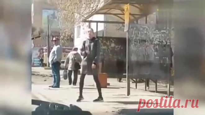 Девушка коротает время в ожидании автобуса