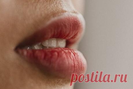 Названы несложные способы избежать появления трещин на губах. Врач-дерматолог Екатерина Вертиева перечислила основные причины появления трещин на губах и способы их профилактики. Привести к их растрескиванию могут отопление, погодные условия и ряд заболеваний, включая атопический дерматит. Снизить риск проблем с губами позволит использование защитного бальзама и ряд других мер.