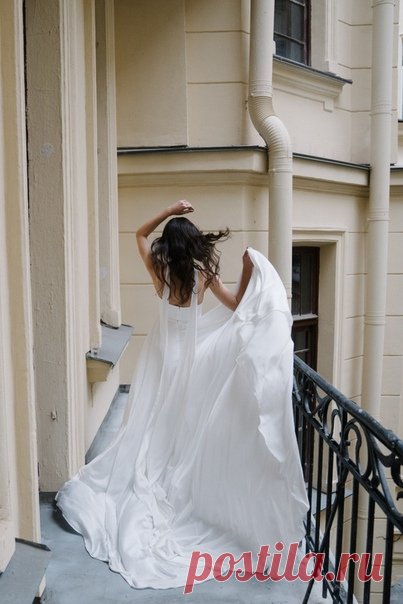Такое нежное утро невесты ♥️ Фотограф: Anna Zabrodina Photography Свадебные декораторы и флористы: EVGGENIKA декор флористика украшения Свадебные причёски и макияж: Юлия Платье: Seashell Букеты невесты: EVGGENIKA декор флористика украшения Свадебные аксессуары: Seashell Свадебная полиграфия: Люпин Дизайн. Свадебные приглашения и фотокниги Стилист по прическам: Мария