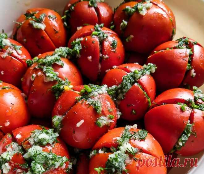 Маринованные помидоры «Улетные» с медом, чесноком и зеленью: очень быстрые - всего за сутки