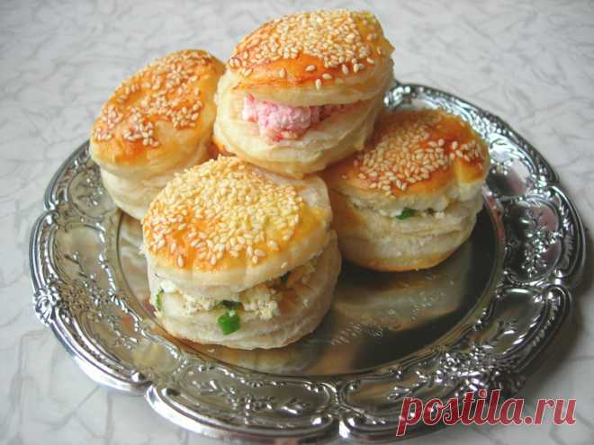Булочки из слоеного теста с кунжутом. Слоеные булочки с творогом!