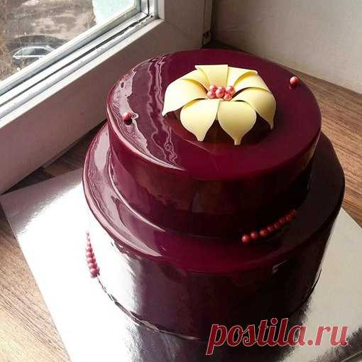 Здравствуйте, девочки:) Хочу поделиться с вами своим опытом сборки двухъярусного торта. Я до конца не могла определиться: укреплять или нет. В итоге я не укрепляла, подложки между ярусами не ложила, так как верхний был легкий, где-то грамм 800. Общий вес торта около 3 кг, низ - 22,5 см, верх - 16,5 см. Два яруса имеют одинаковый вкус. Само приготовление торта не очень простое, а самое сложное - чистить грецкие орехи. Количество ингредиентов дано на форму 20 см 
Показать полностью…