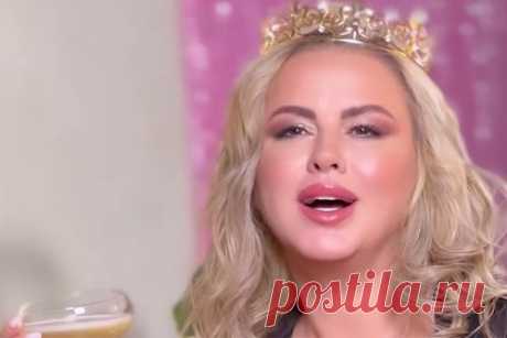 Семенович дала отпор хейтерам на видео в нижнем белье. Бывшая солистка группы «Блестящие» Анна Семенович дала отпор хейтерам на видео в нижнем белье. 45-летняя знаменитость разместила ролик, в котором продемонстрировала фигуру в черном бюстгальтере с портупеей и прозрачном пеньюаре. При этом она сделала макияж с акцентом на глазах, а в качестве аксессуаров выбрала корону.