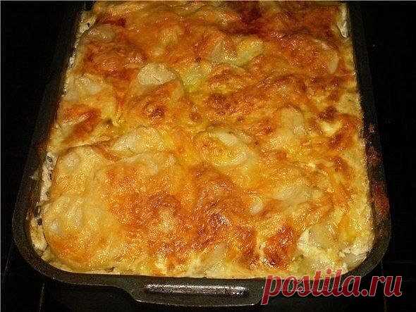 МЯСНАЯ ЗАПЕКАНКА. Любимый рецепт моей мамы. Ни одно торжество не обходилось без этого блюда!

Ингредиенты:

картофель (6шт),
фарш свинина+говядина (400г),
грибы (100-150г),
лук (1шт),
сметана (1 стакан),
яйцо,
чеснок (2 дольки),
соль, перец.

Приготовление:
1. Картофель очистить и нарезать тонкими ломтиками. Лук порезать полукольцами. Грибы порезать небольшими кубиками, смешать с фаршем и приправить солью и перцем.
2. Для заправки: сметану смешать с пропущенным через пресс...
