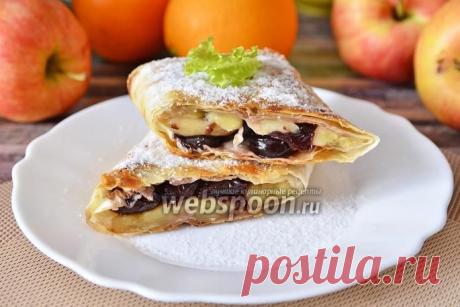 Лаваш с консервированной вишней и бананами, обжаренный и обсыпанный пудрой