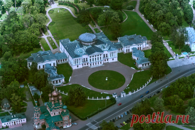 Мистика в усадьбе Останкино.
Один из самых загадочных уголков Москвы – старинная усадьба Останкино, расположённая возле телецентра. Здесь иногда видят страшную старуху-горбунью. Она появляется около телебашни, медленно идет к дворцовому ансамблю и скрывается за высокой оградой. Первый раз старуха появилась в Останкино в 1558 году Тогда владел этими местами боярин Алексей Сотин. Когда он собрался...
Читай дальше на сайте. Жми подробнее ➡