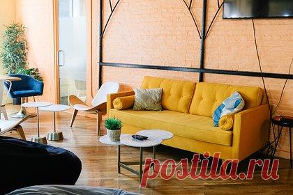 Россиян призвали делать интерьер в квартире неагрессивным. Дизайнер Тычино призвала россиян не использовать в оформлении стен яркие цвета — ярко-желтый, оранжевый и ярко-зеленый. Они могут препятствовать расслаблению и отдыху для глаз, делать помещение неуютным, а также вызывать неприятные ассоциации, раздражение и даже агрессию.