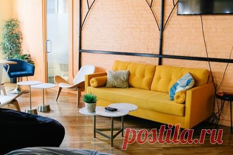 Россиян призвали делать интерьер в квартире неагрессивным. Дизайнер Тычино призвала россиян не использовать в оформлении стен яркие цвета — ярко-желтый, оранжевый и ярко-зеленый. Они могут препятствовать расслаблению и отдыху для глаз, делать помещение неуютным, а также вызывать неприятные ассоциации, раздражение и даже агрессию.