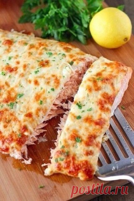 Форель, запеченная в фольге с йогуртовый соусом