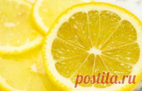 Берем один крупный лимон, моем его и режем вместе с кожурой как можно мельче. Заливаем почти литром воды, ставим на медленный огонь и варим, пока количество жидкости не уменьшится вполовину. Затем остужаем и процеживаем через ткань или несколько слоев марли. Для того, чтобы полученная жидкость не портилась, добавляем 50 граммов водки. Получаем лосьон. Пахнет очень приятно. Наносим на мокрые волосы, пальцами прочесываем ( в корни втирать не нужно) и укладываем феном.