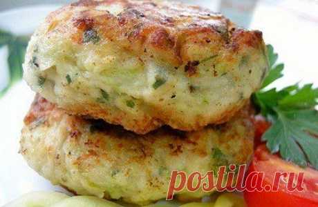 СЫТНЫЕ И ПОЛЕЗНЫЕ КОТЛЕТЫ ИЗ КАБАЧКОВ. ПРИДУТСЯ ПО ВКУСУ ДАЖЕ САМЫМ ТРЕБОВАТЕЛЬНЫМ!
Сезон кабачков в самом разгаре! Эти нежные овощи хороши на гриле и поджаренные в муке, отлично подходят для приготовления омлета и летних супов, некоторые кулинары даже используют их сырыми в салатах.