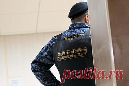 В ДНР украинского военного осудили за расправу над жителями Мариуполя. В Донецкой народной республике к 27 годам колонии строгого режима приговорили украинского военнослужащего Анатолия Стронько за расправу над двумя мирными жителями Мариуполя. Вместе с напарником он открыл по мужчинам огонь. Полученные мирными жителями раны оказались несовместимы с жизнью.