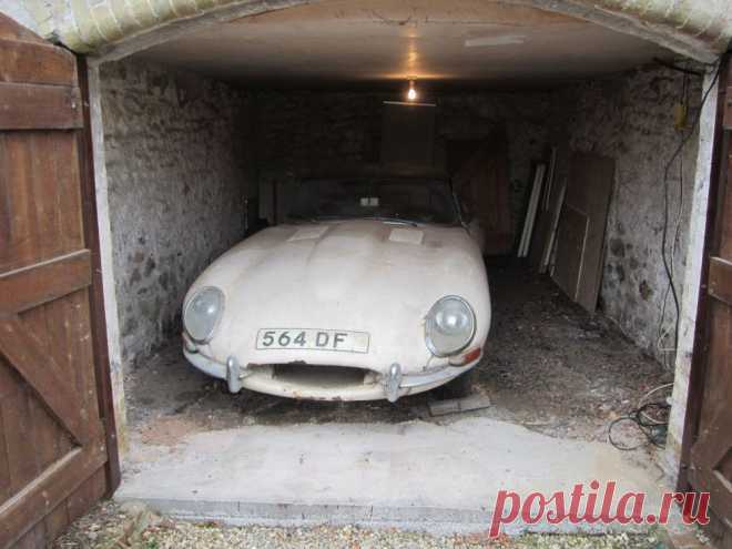 Барн-файнд, или сотня тысяч долларов забытая в сарае
 
Барн-файнд это что-то вроде поиска сокровищ в мире старых автомобилей. Это когда машину поставили в сарай на дальнем конце участка, владелец ее умер, а его родственники про нее не знали или просто забыли. Это когда потом открывают двери этого сарая, закрытого так давно, что и ключей не сыскать, то за ними обнаруживается покрытый толстым слоем пыли автомобиль, одиноко стоящий много-много лет на спущенных колесах.