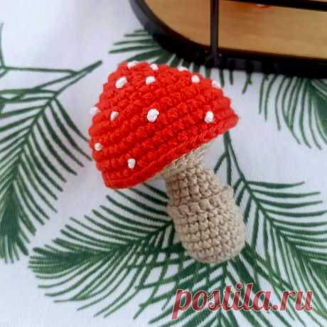 PDF Грибочек крючком. FREE crochet pattern; Аmigurumi toy patterns. Амигуруми схемы и описания на русском. Вязаные игрушки и поделки своими руками #amimore - маленький гриб, мухомор из обычной пряжи, поганка, грибы.
