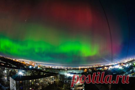 Полярное сияние пришло на юг России. Фоторепортаж. Вечером 5 ноября россияне во многих регионах, в том числе и Крыму, могли видеть необычное явление — полярное сияние, переливающееся всеми цветами радуги. Ученые говорят, что это стало возможным благодаря уникальному совпадению