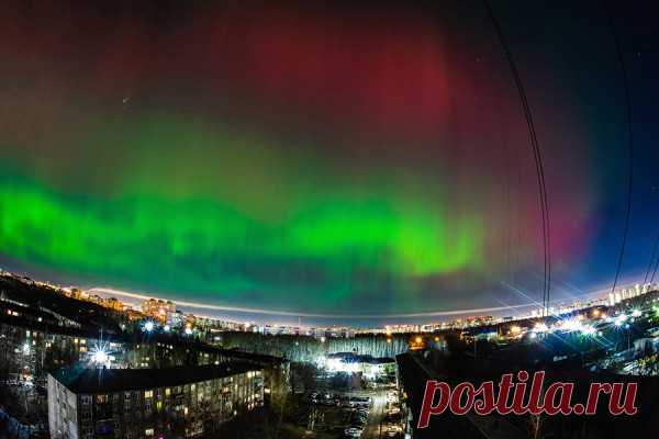 Полярное сияние пришло на юг России. Фоторепортаж. Вечером 5 ноября россияне во многих регионах, в том числе и Крыму, могли видеть необычное явление — полярное сияние, переливающееся всеми цветами радуги. Ученые говорят, что это стало возможным благодаря уникальному совпадению