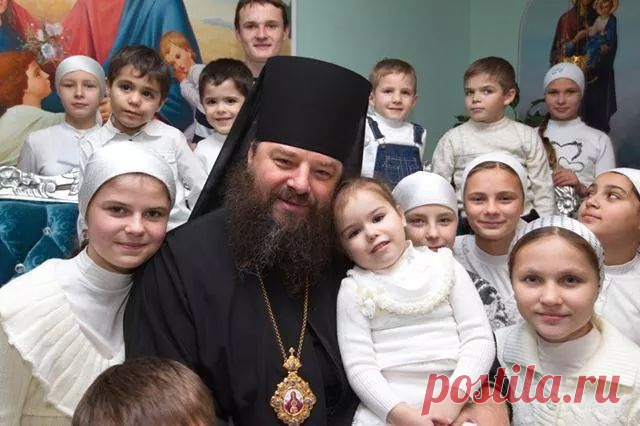Детский дом архимандрита Лонгина Даже если ему не удается спасти их от смерти, он, насколько может, продлевает им жизнь в заботе и любви.