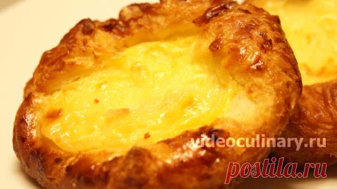 Булочки с заварным кремом - из дрожжевого слоёного теста Булочки с заварным кремом из дрожжевого слоёного теста очень вкусные и нежные. Бабушка Эмма и Даниэла предлагают видео и фото рецепт вкусной выпечки