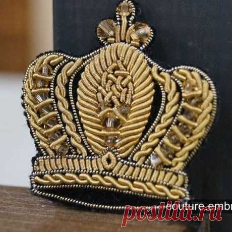 Каждый свой образ дополняйте изюминкой, неважно, будь то шарф, брошь или сумочка от кутюр.

#couturembroidery #coutureembroideryhouse #couture #yaroslavl  #домвышивки #вышивкаручнойработы #вышиваем #канитель #трунцал #luneville #luneville #luxury #broosh #fashion  #вышивальщица #откутюр #брошь #брошьручнойработы