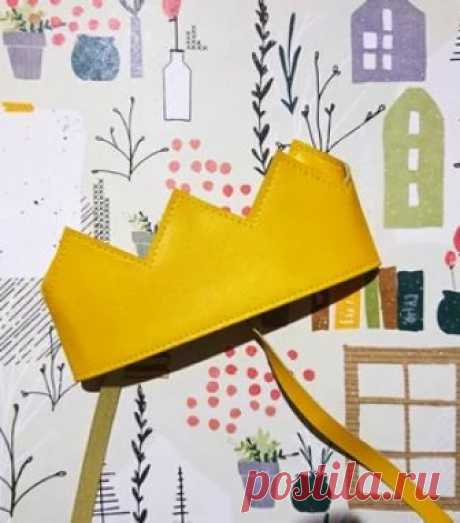 Кожаная корона YELLOW QUEEN LEATHER CROWN Корона на шнурках из натуральной кожи желтого цвета. Ручная работа от русского дизайнера. Доставка по России и СНГ. Купить онлайн на Mellroot.com или заказать по телефону 8 (495) 409-89-75.