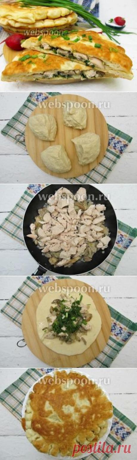 Паляницы с курицей, грибами и луком.