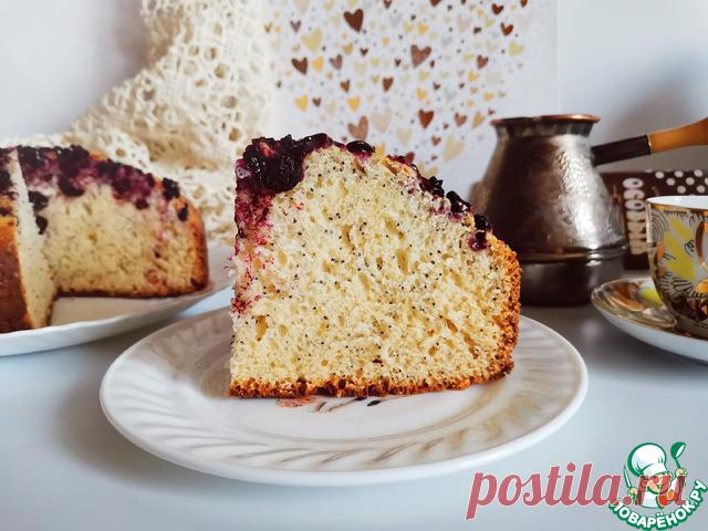 Пирог "Белые ночи". Устроим дискотеку... "В белую ночь сирени листву
 Ветер качает то робкий, то смелый.
 В белую ночь, в час когда я усну
 Приснится мне сон удивительно белый... "
 Медленно кружимся в сторону стола с пирогом... Вот он! Пышный, воздушный пирог на сгущёном молоке, с крапинками мака и чёрносмородиновой шапочкой. Наливаем чай/кофе, вспоминаем лето, молодость и наслаждаемся пирогом... Мммм... Кайф...