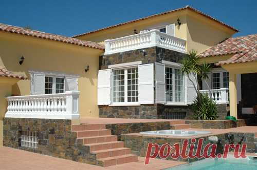 Imóveis de Luxo > Imovel 943 
Excelente moradia com acabamentos de luxo, localizada numa
pequena aldeia rural c/ terreno agrícola (quinta) - próxima da
Sertã (centro de Portugal). Exterior: garagem; arrumos; garrafeira;
casa da caldeira; 1 quarto; sala de tratamento de roupa; 2 salões
de jogos; 1 WC e sala de equipamento à piscina. R/C: hall; sala de
jantar; cozinha c/ lareira e recuperador de calor c/ salão e tectos
com barrote maciço de madeira; 2 WC's; 4 quartos ...