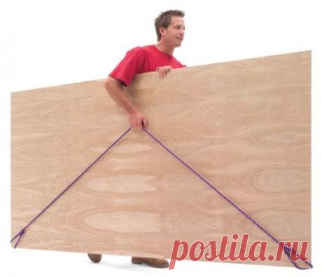 Как в одиночку перенести лист фанеры.
Кому приходилось в одиночку переносить крупные листовые материалы, оценит простоту предлагаемого решения.