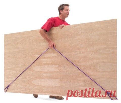 Как в одиночку перенести лист фанеры.

Кому приходилось в одиночку переносить крупные листовые материалы, оценит простоту предлагаемого решения.