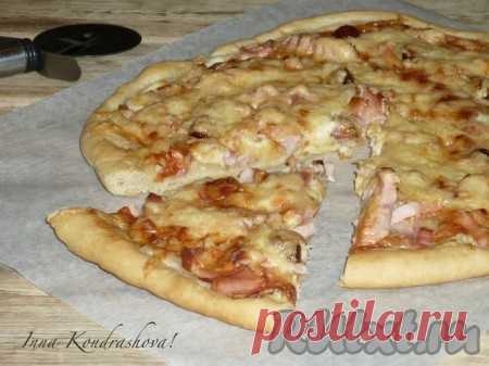 Рецепт пиццы с колбасой в духовке - 14 пошаговых фото в рецепте Хочу поделиться рецептом приготовления в духовке замечательной пиццы с колбасой. Тесто получается очень вкусным, легко формируется. Из этого количества теста и ингредиентов я выпекаю две пиццы с тонкой основой. С начинкой можно экспериментировать и подбирать её под свой вкус.  Ингредиенты