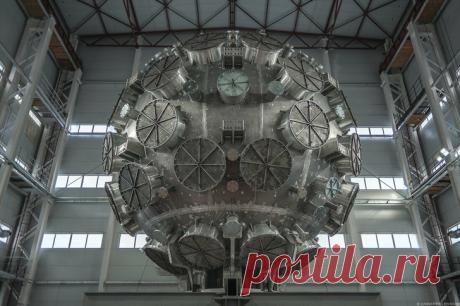 2020 декабрь. Первый модуль самой мощной в мире лазерной установки УФЛ-2М запущен в Российском федеральном ядерном центре — Всероссийском научно-исследовательском институте экспериментальной физики (РФЯЦ-ВНИИЭФ) в городе Саров. Ее площадь равна примерно двум футбольным полям — длина 360 метров, а высота с десятиэтажный дом