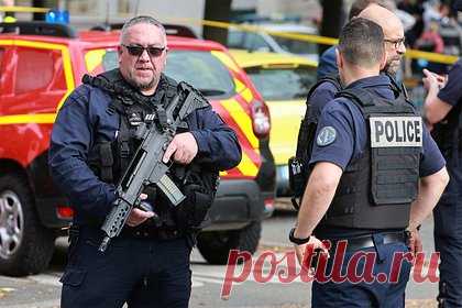 На школу во Франции напал мужчина чеченского происхождения. На школу во французском городе Аррас напал мужчина чеченского происхождения. По словам источника в полиции, мужчина 2003 года рождения был бывшим учеником этой школы и напал на преподавателя французского языка, который не смог выжить. Кроме того, один педагог попал в реанимацию, охранник также в тяжелом состоянии.