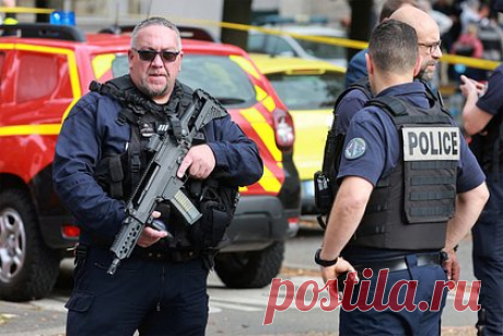 На школу во Франции напал мужчина чеченского происхождения. На школу во французском городе Аррас напал мужчина чеченского происхождения. По словам источника в полиции, мужчина 2003 года рождения был бывшим учеником этой школы и напал на преподавателя французского языка, который не смог выжить. Кроме того, один педагог попал в реанимацию, охранник также в тяжелом состоянии.