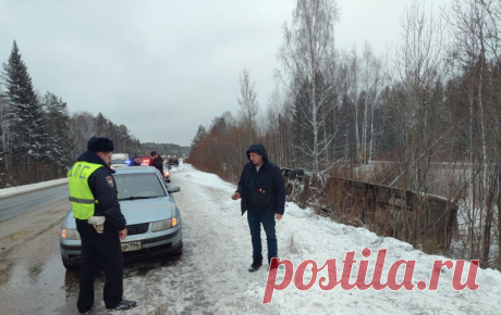 В российском регионе автобус с пассажирами съехал в кювет и опрокинулся. На трассе Екатеринбург — Серов произошло ДТП с пассажирским автобусом. Об этом изданию &quot;Тамильский рабочий&quot; сообщил руководитель пресс-службы свердловского главка МВД Валерий Горелых. По его словам, инцидент случился на ...
