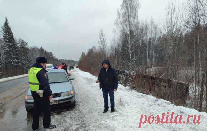 В российском регионе автобус с пассажирами съехал в кювет и опрокинулся. На трассе Екатеринбург — Серов произошло ДТП с пассажирским автобусом. Об этом изданию "Тамильский рабочий" сообщил руководитель пресс-службы свердловского главка МВД Валерий Горелых. По его словам, инцидент случился на ...