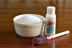 Красивый подсвечник 
Понадобится:
- стеклянная баночка
- клей ПВА
- соль с крупными кристаллами (например, морская или белая поваренная)
- кусок шпагата (веревка)
- декоративная новогодняя веточка
- маленькая плавающая свечка
Густо смажьте баночку клеем ПВА. Сверху обильно посыпьте солью. 
Когда все высохнет, привяжите веточку- декор шпагатом к баночке, Остается только зажечь фитиль и любоваться :)