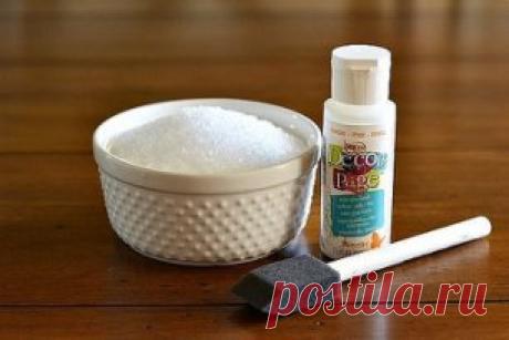 Красивый подсвечник 
Понадобится:
- стеклянная баночка
- клей ПВА
- соль с крупными кристаллами (например, морская или белая поваренная)
- кусок шпагата (веревка)
- декоративная новогодняя веточка
- маленькая плавающая свечка
Густо смажьте баночку клеем ПВА. Сверху обильно посыпьте солью. 
Когда все высохнет, привяжите веточку- декор шпагатом к баночке, Остается только зажечь фитиль и любоваться :)