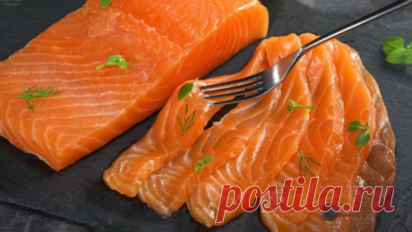 «Пьяный» лосось
Очень вкусный лосось домашнего посола с добавлением коньяка — отличная закуска для семейного праздничного стола. Берите на заметку рецепт! 
Для засолки рыбы можно использовать обычную пищевую соль, только кладите ее без горки и неполные ложки. Также в процессе можно добавить мелко рубленый укроп, он отдаст рыбе свой вкус и аромат. 
Ингредиенты: 
Филе лосося  — 600  Грамм 
Соль морская  — 2 Ст. ложки 
Сахар  — 1 Ст. ложка 
Коньяк  — 1 Ст. ложка 
Подготовьте ...