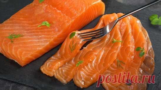 «Пьяный» лосось
Очень вкусный лосось домашнего посола с добавлением коньяка — отличная закуска для семейного праздничного стола. Берите на заметку рецепт! 
Для засолки рыбы можно использовать обычную пищевую соль, только кладите ее без горки и неполные ложки. Также в процессе можно добавить мелко рубленый укроп, он отдаст рыбе свой вкус и аромат. 
Ингредиенты: 
Филе лосося  — 600  Грамм 
Соль морская  — 2 Ст. ложки 
Сахар  — 1 Ст. ложка 
Коньяк  — 1 Ст. ложка 
Подготовьте ...