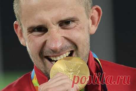 Олимпийский чемпион призвал россиян выступать под нейтральным флагом. Олимпийский чемпион по пятиборью Александр Лесун призвал россиян выступать под нейтральным флагом. «Вся мировая элита все равно знает, откуда приехал спортсмен. А все эти подковерные игры вокруг флага и гимна — дело второе. Поймите, век спортсмена короток», — заявил спортсмен.