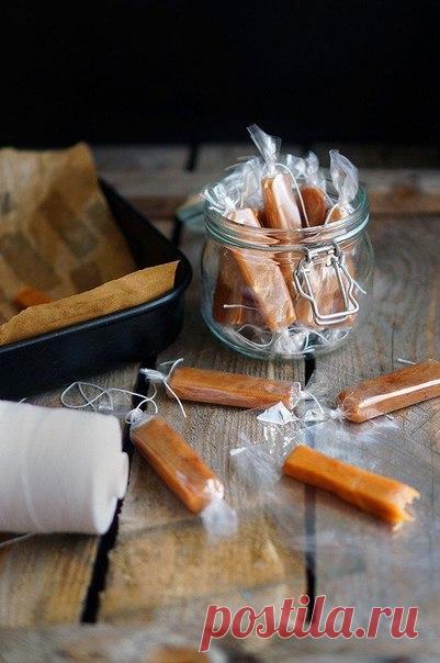 Самая лучшая молочная карамель

Ингредиенты:

Сахарная пудра - 500 г
Сливки 33% - 500 мл
Мёд - 120 мл
Сливочное масло - 50 г
Ваниль - 1 стручок

Приготовление:

1. В сотейник складываем все ингредиенты. Я использовал сахарную пудру, можете и простой сахар, здесь это не критично. (Если будете брать коричневый сахар, учитывайте это во время ожидания нужного цвета). Если не любите мёд — меняйте его сиропом глюкозы, агавы или чем-то подобным.
2. Далее ставите сотейник на средн...