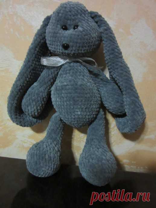 Серый плюшевый зайка.