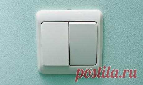 Как правильно подключить выключатель света

Из данной статьи вы узнаете, как правильно установить выключатель света. Выключатели используются для управления электрическими источниками освещения в жилых и коммерческих помещениях. В большинстве случаев выключатели монтируются на стене. Расположение, высота, на которой они устанавливаются, форма выключателей варьируются от страны к стране. Выключатели бывают различных видов: одно- или многоклавишные, для монтажа внутри помещения или под открытым