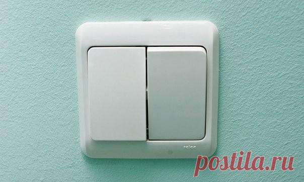 Как правильно подключить выключатель света

Из данной статьи вы узнаете, как правильно установить выключатель света. Выключатели используются для управления электрическими источниками освещения в жилых и коммерческих помещениях. В большинстве случаев выключатели монтируются на стене. Расположение, высота, на которой они устанавливаются, форма выключателей варьируются от страны к стране. Выключатели бывают различных видов: одно- или многоклавишные, для монтажа внутри помещения или под открытым