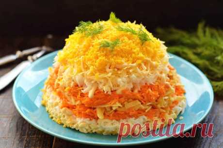 Французский салат Готовим очень вкусный салат под названием Французский. Салат выкладываются слоями на плоской тарелке, некоторые компоненты повторяются в слоях два раза. Салат получается очень пышным и воздушным, здесь главное не придавливать слои, а майонез наносить в виде сетки. Морковь в салате используется в свежем виде, она отдельно смешивается с майонезом и чесноком, получится пикантной и хрустящей. В салат отлично вписывается зеленое яблоко, это единственный ингред...