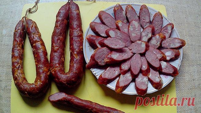 Научилась готовить колбасу дома и уже год не покупаю в магазине! Никаких добавок, всё натуральное Застолье не обходится без мясных блюд. Колбаса — одно из самых популярных и доступных. И надрываться, чтобы приготовить ее, совсем не обязательно. Достаточно сбегать в ближайший магазин и купить готовый продукт. Но если у вас есть время и желание, приготовьте колбасу дома.

Этот рецепт придумали е